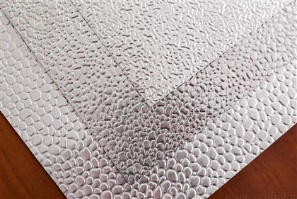 Štukaturno reliefna aluminijasta plošča